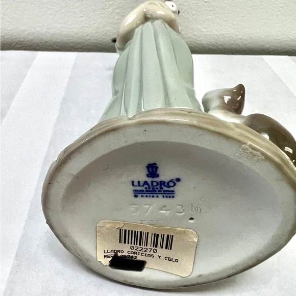Lladro Don’t Forget Me Porcelain Figurine 5743